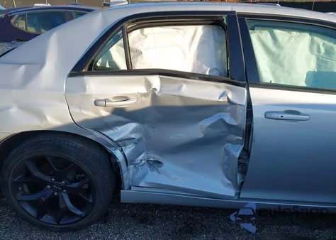 2023 Chrysler 300 300S z USA, uszkodzony, nr VIN 2C3CCABG9P8641212